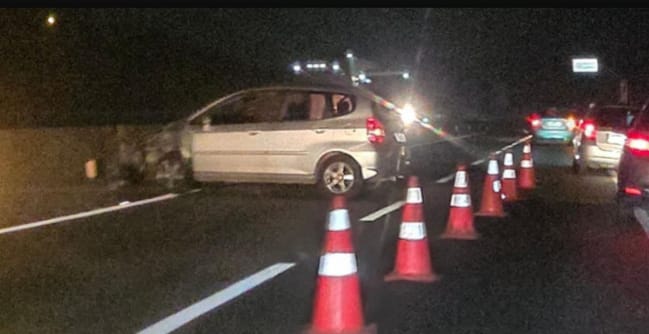 Carro bate em mureta na Hermenegildo Tonoli